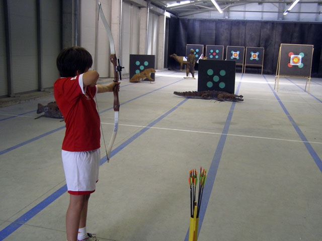 Ensayando la punteria con el arco